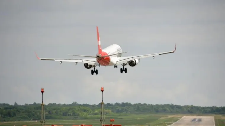 Avion prinudno sletio jer je žena iz putničke u&scaron;la u WC biznis klase