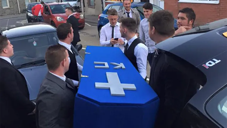 Lažni sprovod za prijatelja koji se ne može odvojiti od svoje djevojke