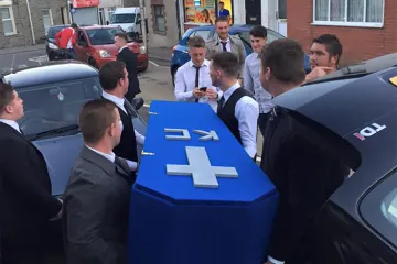 Lažni sprovod za prijatelja koji se ne može odvojiti od svoje djevojke