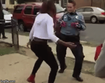 Policajka zaustavila tučnjavu na originalan način i postala viralni hit