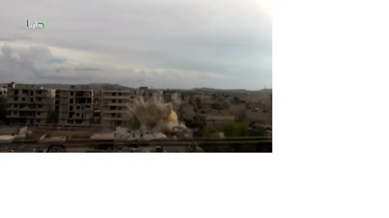 Sirijski režimski helikopter izbacuje ubojitu bojler-bombu na grad