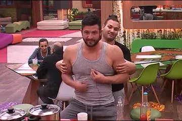 Mika odlučio opustiti Ervina masažom