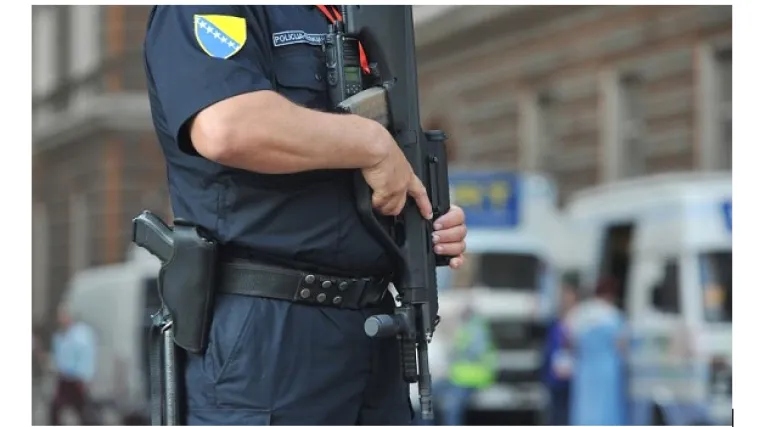 Iza&scaron;ao iz zatvora pa nožem ubio majku, brata i &scaron;ogoricu