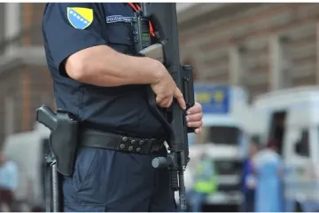 Iza&scaron;ao iz zatvora pa nožem ubio majku, brata i &scaron;ogoricu