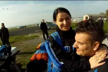 Invalidska kolica nisu spriječila ovog mladića da skoči iz aviona i zaprosi djevojku