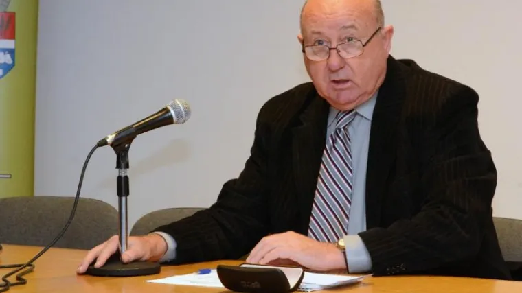 Prvi srpsko-hrvatski rječnik: znate li &scaron;to znači snishodljiv, nasu&scaron;an, bukvalno, crkotina, sauče&scaron;će?