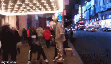 Pokušao opljačkati uličnog izvođača pa pobrao nogom u glavu