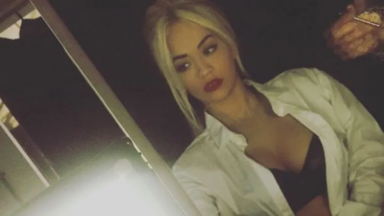 Rita Ora na podu u donjem rublju zavodljivo priča na telefon
