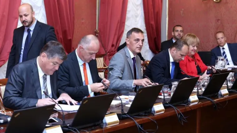 Ministri po Hrvatskoj otvaraju ceste i potpisuju vrijedne ugovore, ali svi tvrde: 'Ovo nije kampanja'