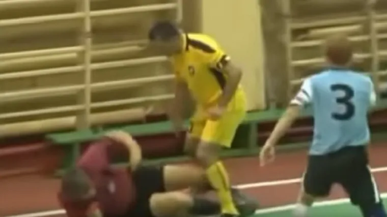 Pogledajte kako je pomahnitali igrač nokautirao suca!