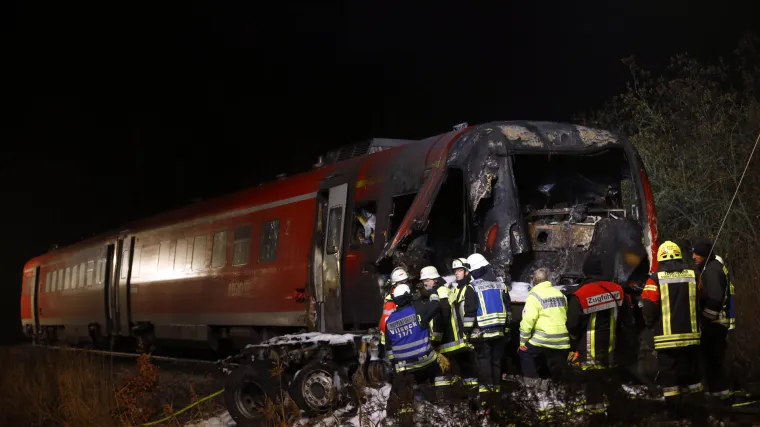 Putnički vlak pri velikoj brzini udario u kamion: poginule najmanje dvije osobe, brojni ozlijeđeni