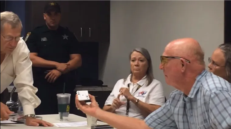 Dvojica političara vukli karte da vide koji će postati gradonačelnik