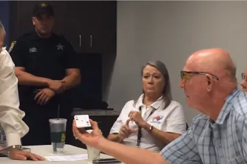 Dvojica političara vukli karte da vide koji će postati gradonačelnik