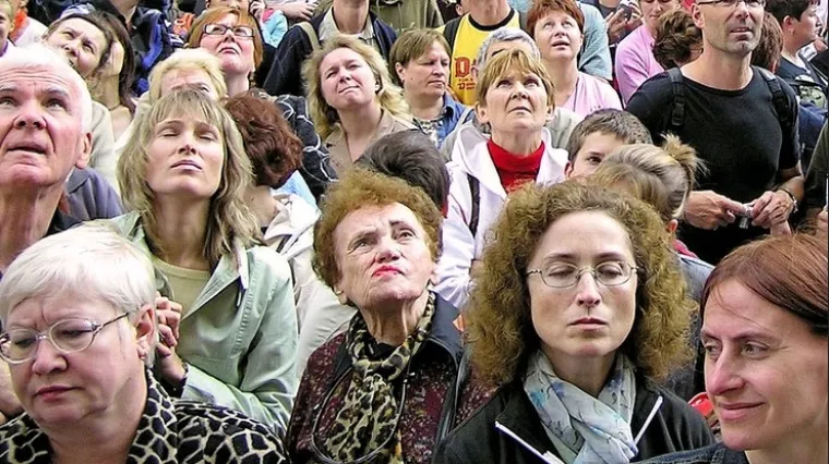 Hrvati ne vjeruju javnim institucijama i ljudima koji ih okružuju