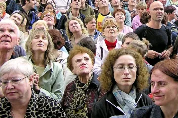 Hrvati ne vjeruju javnim institucijama i ljudima koji ih okružuju