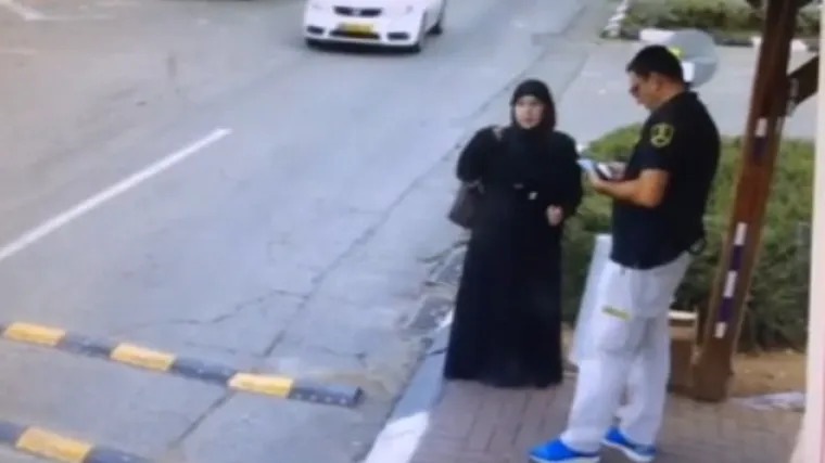 Dramatična snimka Palestinke koja je iz torbe izvadila nož i poku&scaron;ala izbosti za&scaron;titara