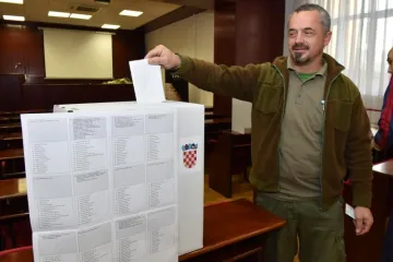 Otvorena birališta u Hrvatskoj, biramo zastupnike za Hrvatski sabor