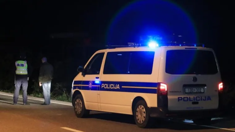 Pijani mladić automobilom sletio s ceste, prevrnuo se i odveo prijatelja u smrt