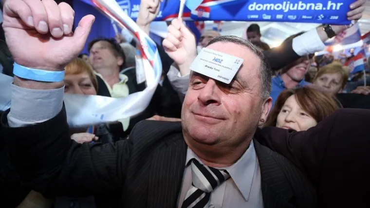 Od iskaznica HDZ-a i značaka na čelu, bacanja po podu...