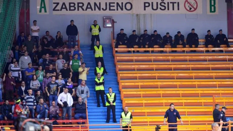 Zvezdini navijači izbodeni u Skopju!