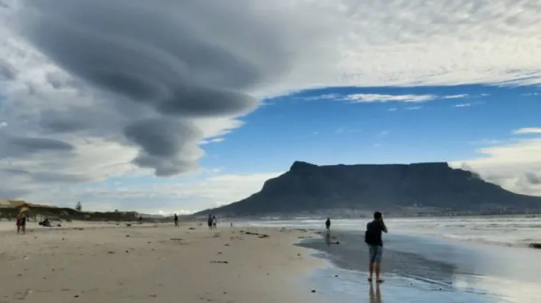 Svi su zbunjeni zbog neobičnog prizora na nebu