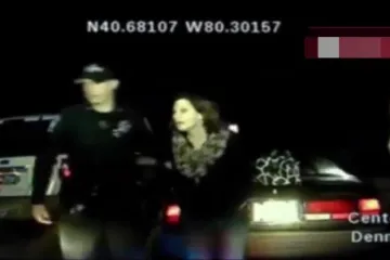 S lisicama na rukama ukrala policijski auto i dala se u bijeg