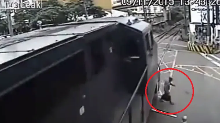 Ovaj djedica imao vi&scaron;e sreće nego pameti: za dlaku izbjegao udar vlaka