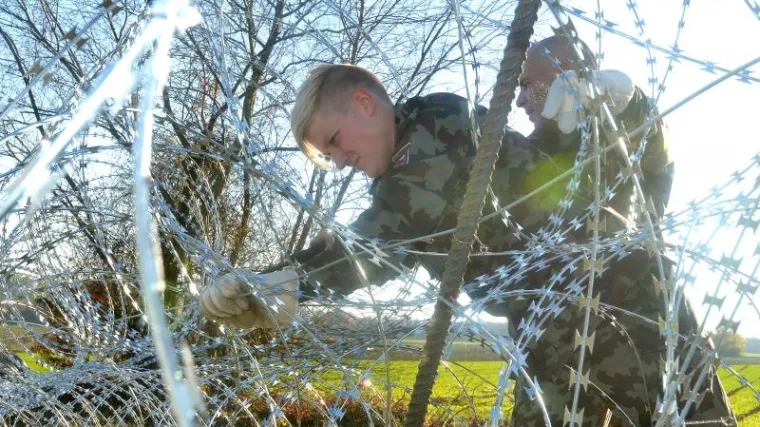 Nastavljamo postavljati žicu, ne zanima nas granica