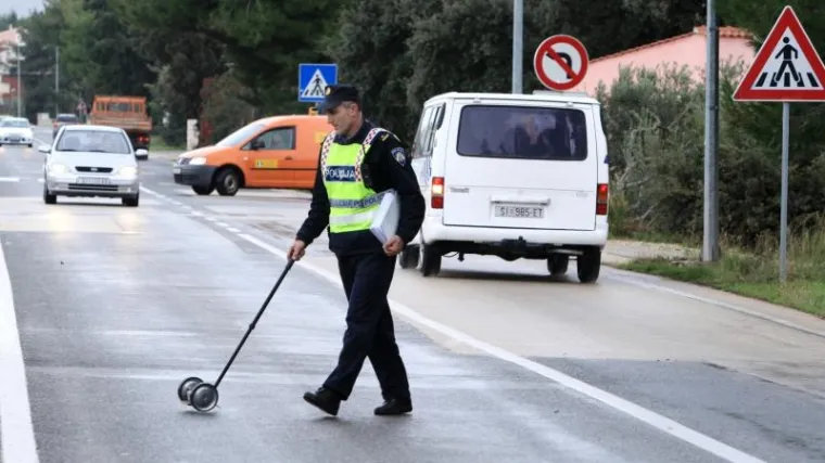 Udario muškarca na pješačkom prijelazu, pješak umro na putu u bolnicu
