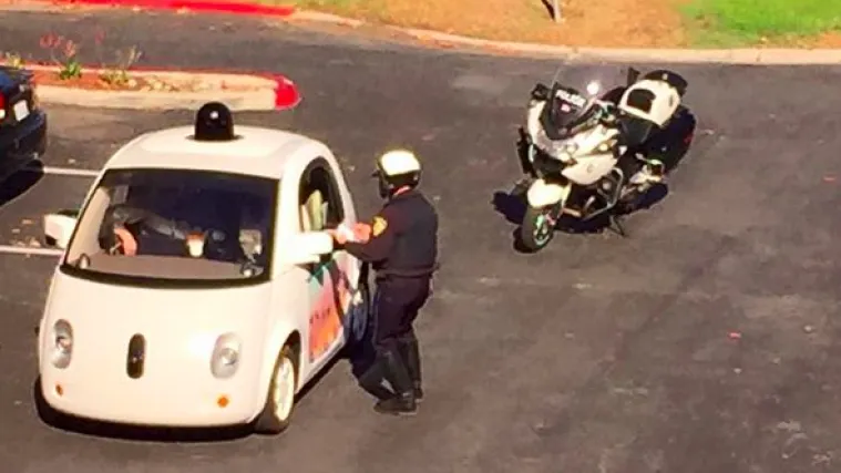 Policija zaustavila Googleov samovozni auto