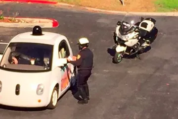 Policija zaustavila Googleov samovozni auto