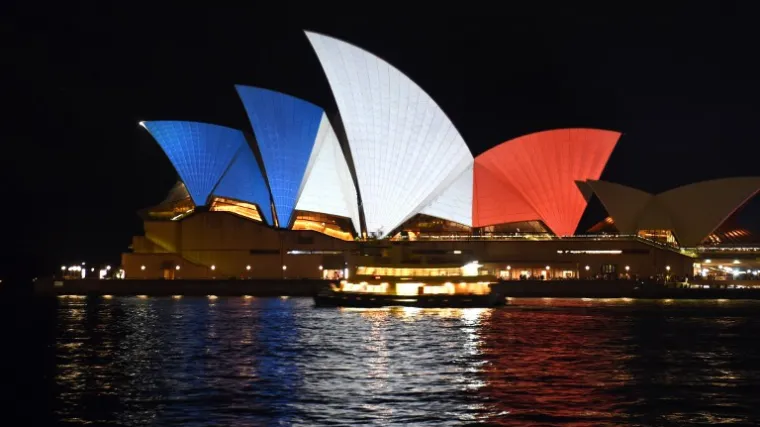 Zgrade diljem svijeta zasjale u francuskim bojama, Eiffelov toranj u mraku