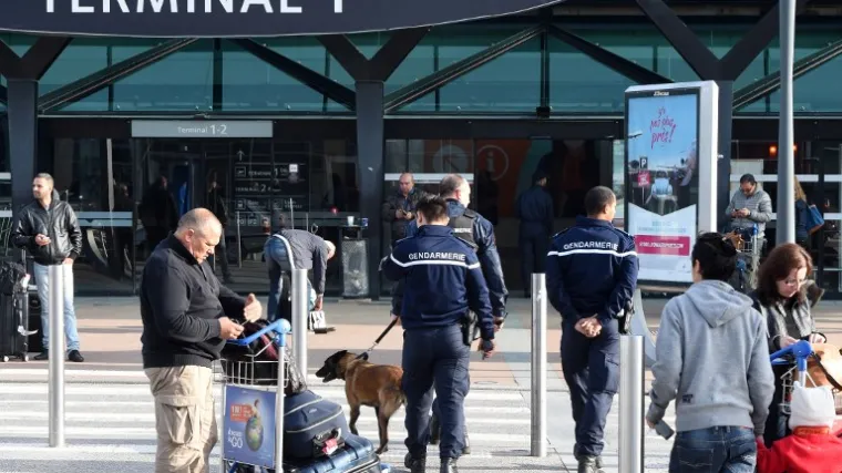 Turisti napu&scaron;taju Pariz