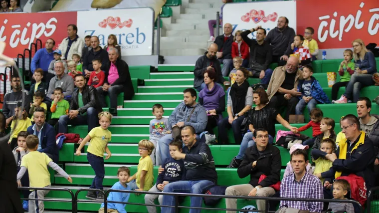 Cibona obilježava Međunarodni dan djeteta tijekom utakmice Eurokupa s Benficom