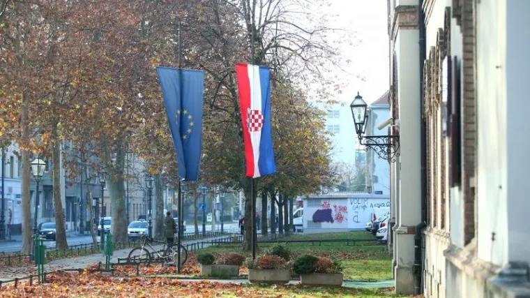 Hrvatska u podne minutom &scaron;utnje odala počast poginulima u Parizu