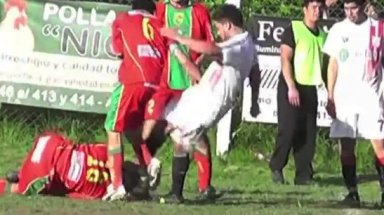 Zvjerski napad na suparnika u Argentini!