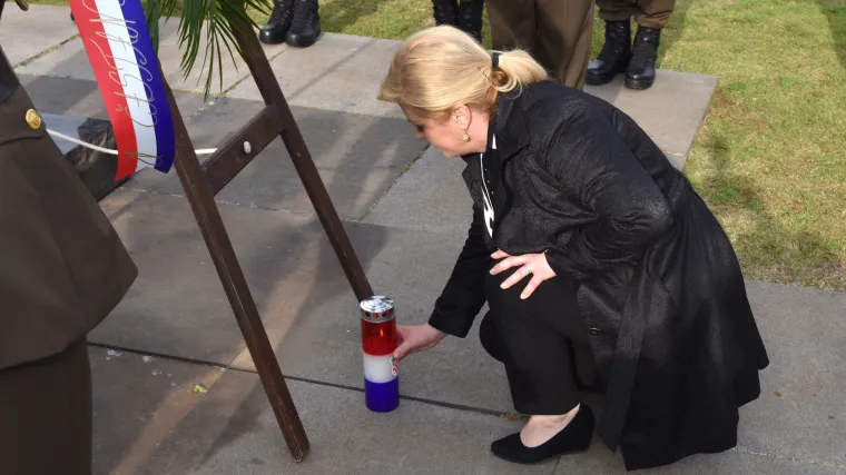 Grabar-Kitarović u &Scaron;kabrnji: 'Ovdje smo kako bismo odali počast žrtvama, ali i priznanje onima koji ostaju ovdje'