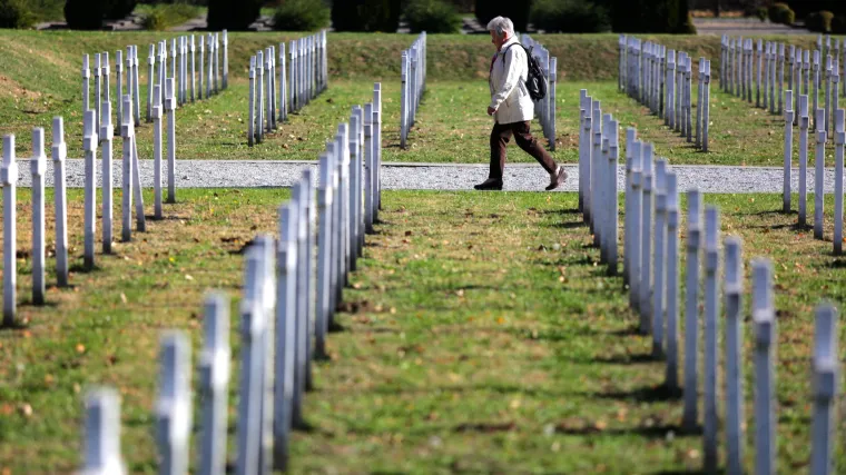 Ruže i lampioni u čast poginulim braniteljima: 'Nadamo se da će većina obitelji ipak doći do istine'