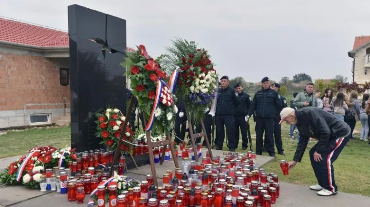 'Nije li žalosno da se 24 godine poslije Ratku Mladiću koji je ispekao zanat u &Scaron;kabrnji, na Ha&scaron;kom sudu ne sudi?'