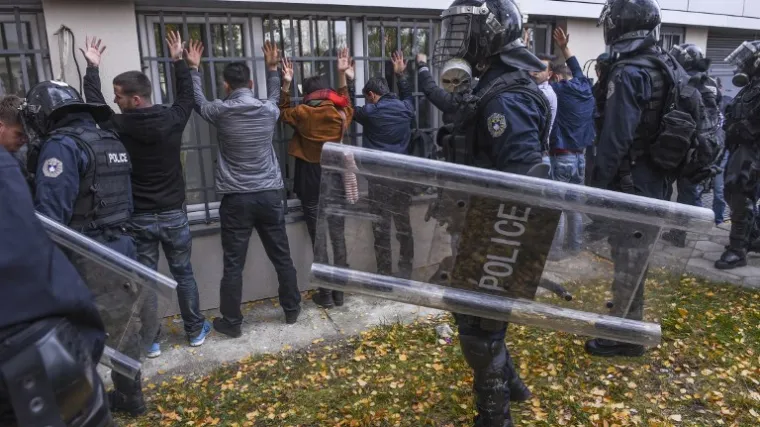 Novi sukobi policije i oporbenih zastupnika, 13 privedenih