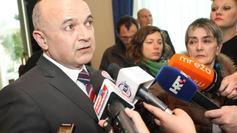 Da otpustite cijelu javnu upravu, to vi&scaron;e neće uzorati njivu