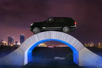 Range Rover proslavio 45. rođendan prelaskom preko papirnatog mosta