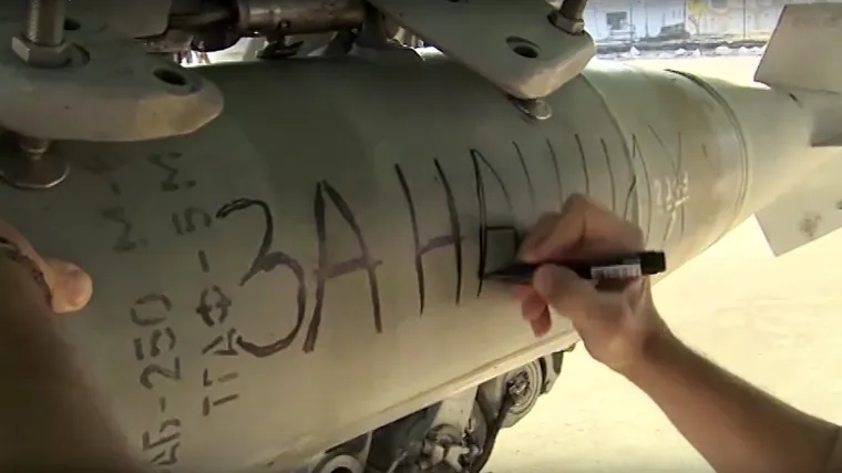 Ruski piloti na rakete ispisali poruke podr&scaron;ke Parizu: 'Prioritetno smo im poslali pozdrave'