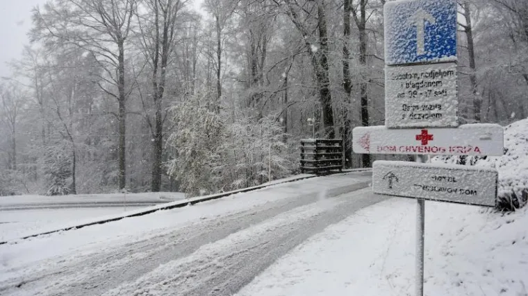Zima stigla u Hrvatsku: Sljeme i Gorski kotar zabijelio prvi ovosezonski snijeg!