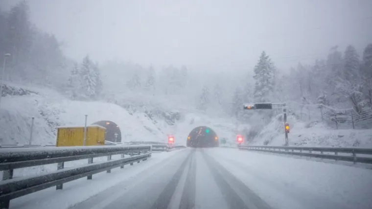 Zbog snijega i orkanskog vjetra veliki problemi u prometu
