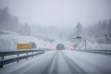 Zbog snijega i orkanskog vjetra veliki problemi u prometu