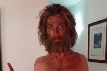 Chris Hemsworth izgleda kao zapušteni beskućnik