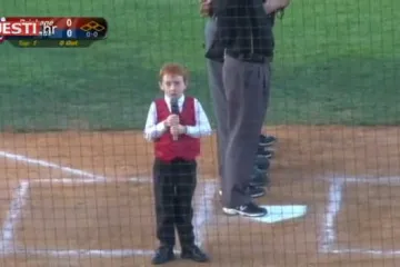 Dječak izvodi australsku himnu i pritom se bori sa štucanjem!