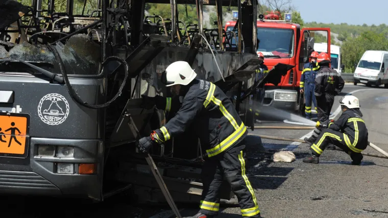 Nesreća pored Pakraca: zapalio se &scaron;kolski autobus u kojem je bilo sedmero učenika!