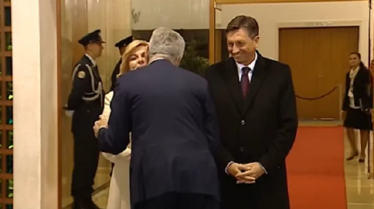 "One koji ne poznaju srpske običaje ljubim triput"